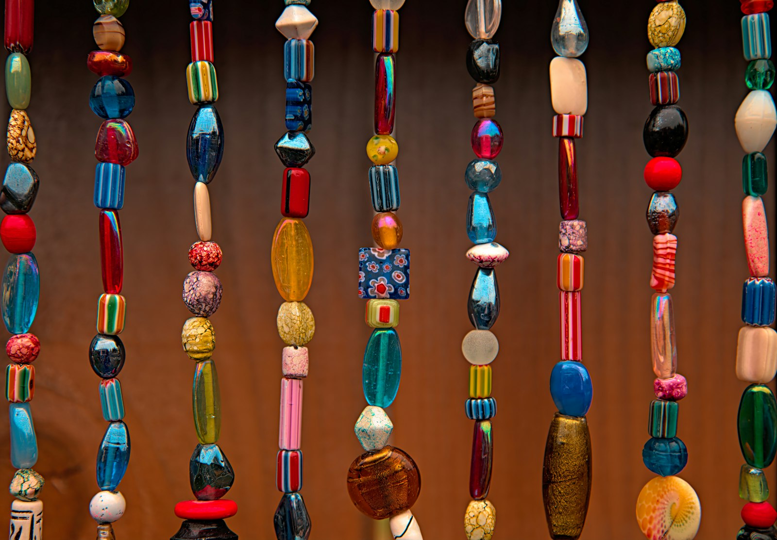 Rangs de perles de couleur suspendus