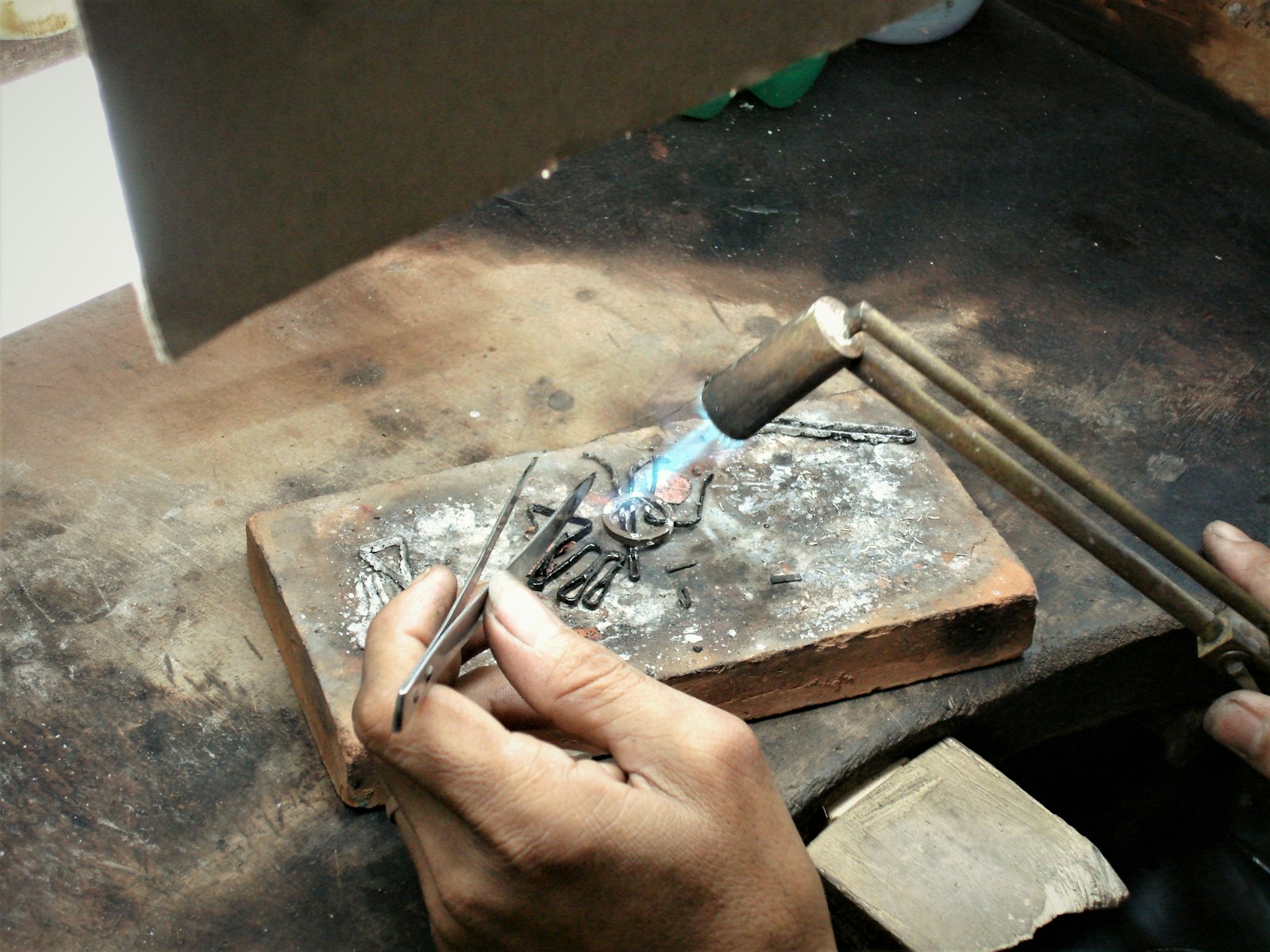 Soudure d'argent au chalumeau sur un établi
