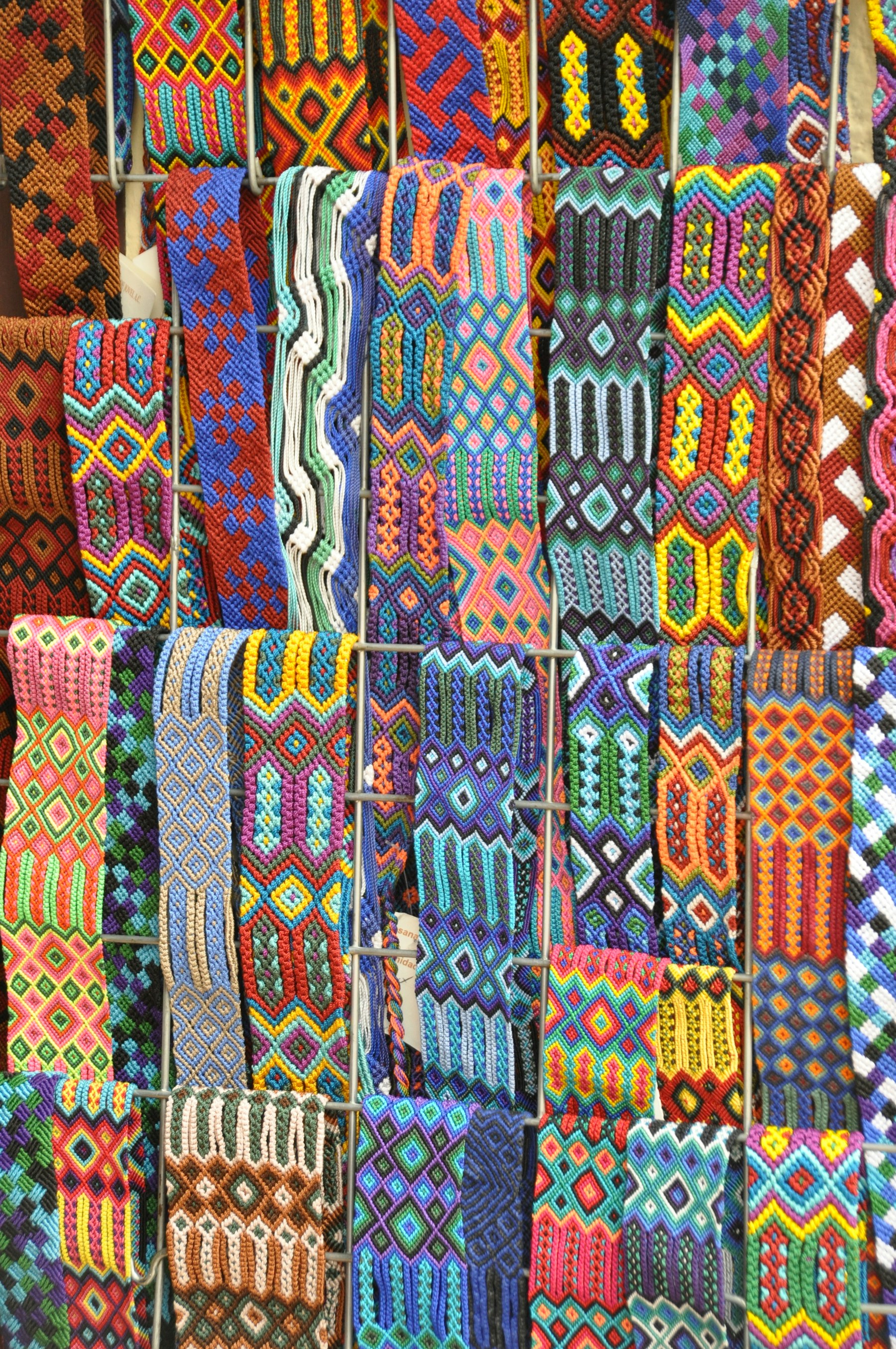 Perles, fils et tissages colorés d'un marché mexicain