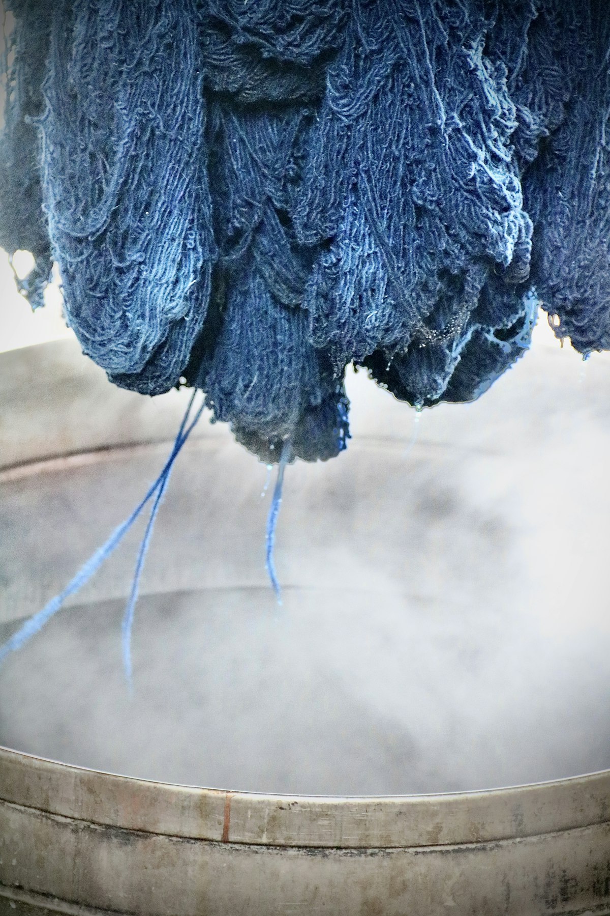 Écheveaux de laine trempés dans un bain d'indigo
