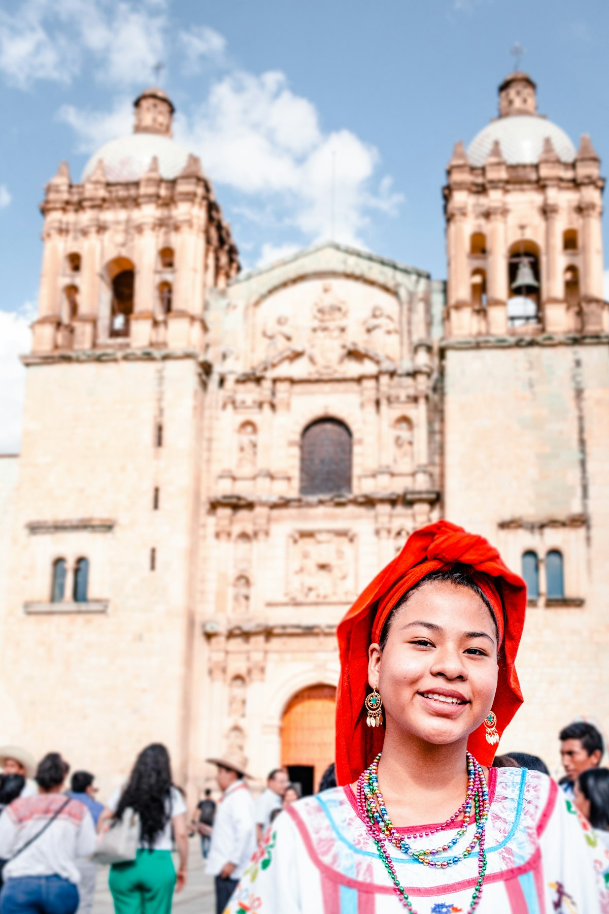 Jeune femme en tenue de fête devant une église baroque