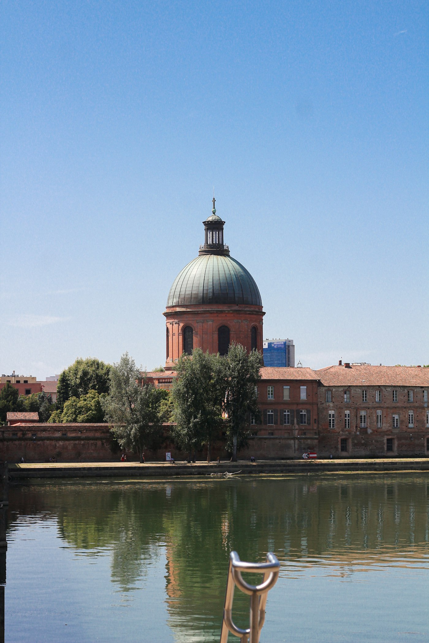 Le dôme de la Grave à Toulouse, vu depuis la Garonne