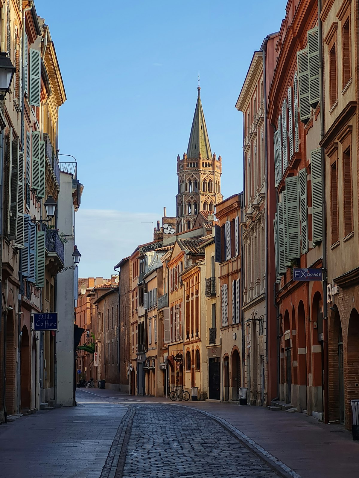 Rue de Toulouse et clocher de brique